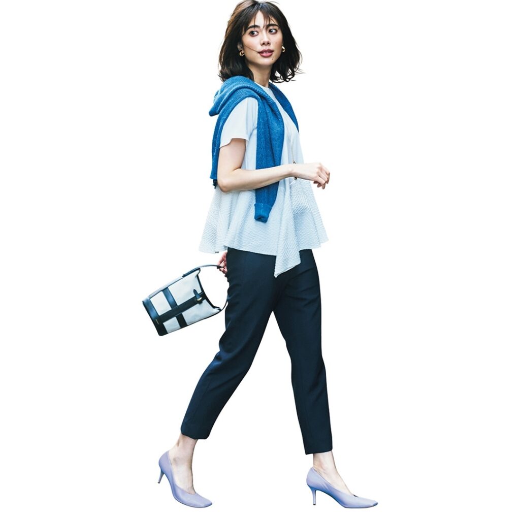 ／⁠
このコーデを真似したいと思ったら、⁠
コメントにをください！⁠
＼⁠
.⁠
7月4日（月）、⁠
王道の「テーパードパンツ」は、⁠
ひとクセあるペプラムカッ