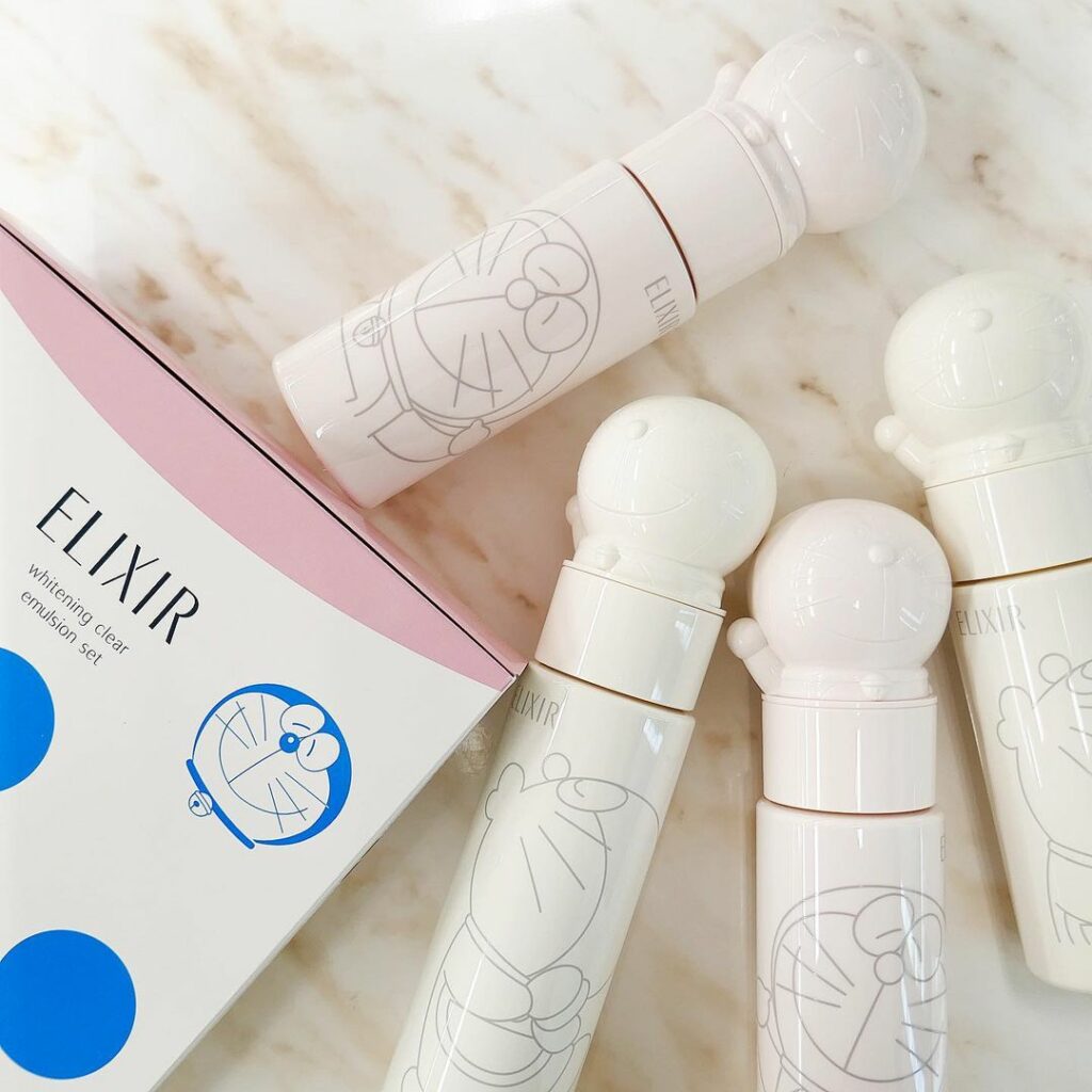 大人気スキンケア「エリクシール」と「ドラえもん」がコラボした、グローバルサステナビリティキャンペーンが2年目に突入。その一環として、限定のセットが登場します。