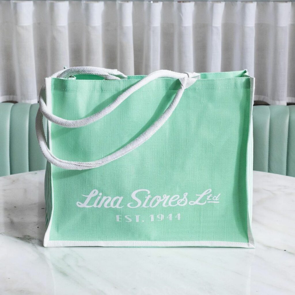 フラワーズちゃんもこぞって行っている! “映えまくるカフェ”でおなじみの「リナストアズ表参道」
ロンドンの老舗店「リナストアズ」の日本初の店舗で、ピスタチオ フラワーズちゃんもこぞって行っている! “映えまくるカフェ”でおなじみの「リナストアズ表参道」
ロンドンの老舗店「リナストアズ」の日本初の店舗で、ピスタチオ