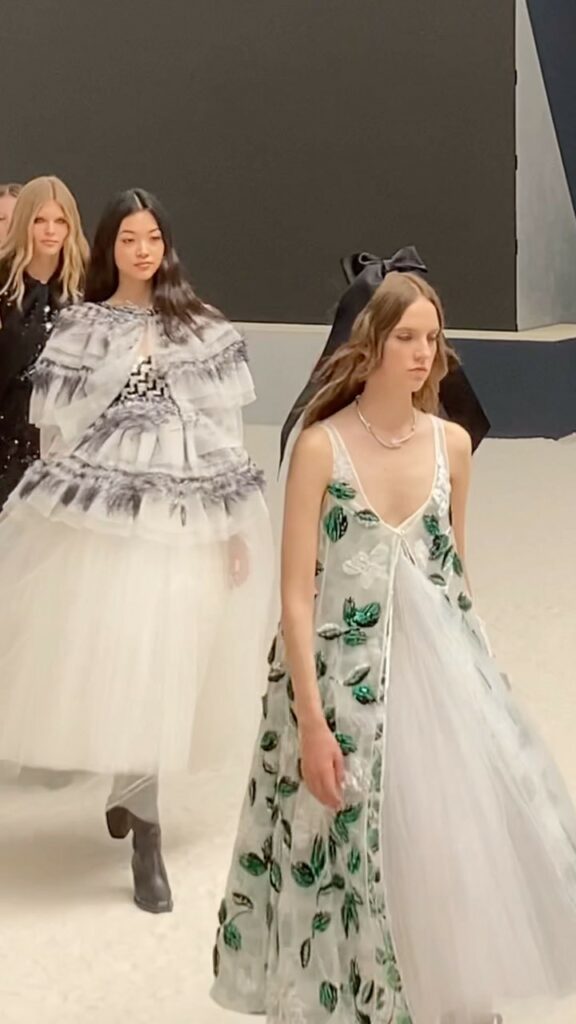 ヴィルジニー ヴィアールによるシャネルの、2022/23年秋冬 オートクチュールコレクションが発表された。会場は、ブーローニュのエトリエ馬術センター。抜けるよう