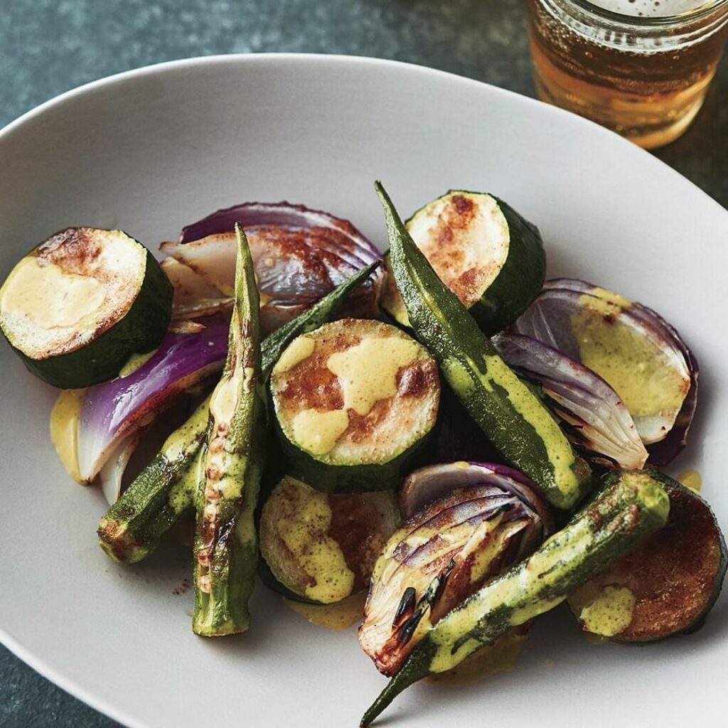 【#サラダレシピ】スパイスかけた野菜をグリルでローストしたホットサラダ
・
焼くことで野菜の甘みや香ばしさ、スパイスの風味がアップして、おつまみにもぴったり！