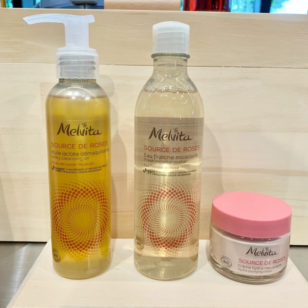 メルヴィータの人気ローズシリーズがリニューアルローズと奇跡の植物"復活草”による新シリーズ「ソルスデローズ」。クレンジングオイル、ふき取り化粧水、クリームの3種