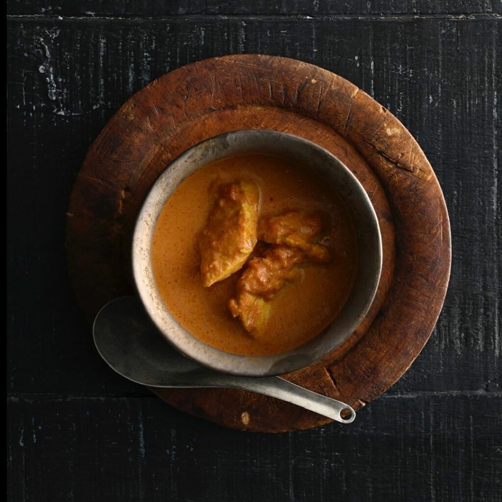 「バターチキンカレーはなぜこんなに日本で人気？」

無印良品のレトルトタイプのカレーでも、バターチキンは人気No.１だそう！　この現象はいつから？　そもそもバタ