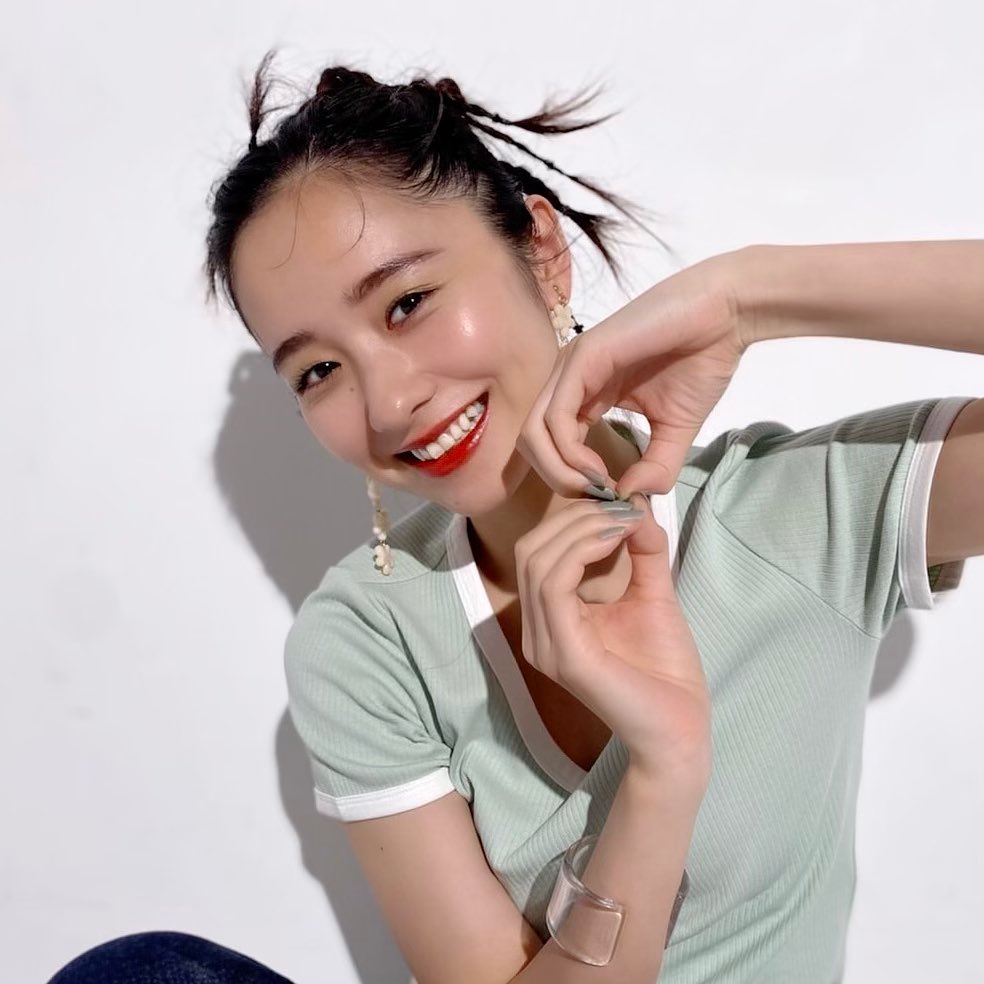 第8回目を迎えた堀田真由のメイク連載「Maka-up Theather」からオフショをお届け

発色最高なリップで夏ムードがぐっと高まるメイクは、Tシャツを着る