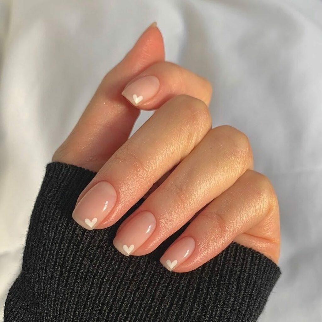 ミニマル派におすすめしたネイルがベアネイル×ワンポイント素の爪の色に限りなく近いヌーディなカラーをひと塗りし、あとは好きなワンポイントデザインをオンするだけライ