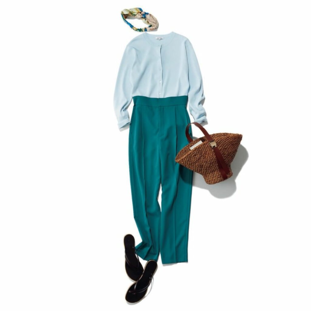 【#BAILA今日のコーデ　この着こなしが好き！と思ったら、コメントにをください】

色と小物を効かせた着映えスタイル

目を引く色×色コーデも、同じブルー系濃