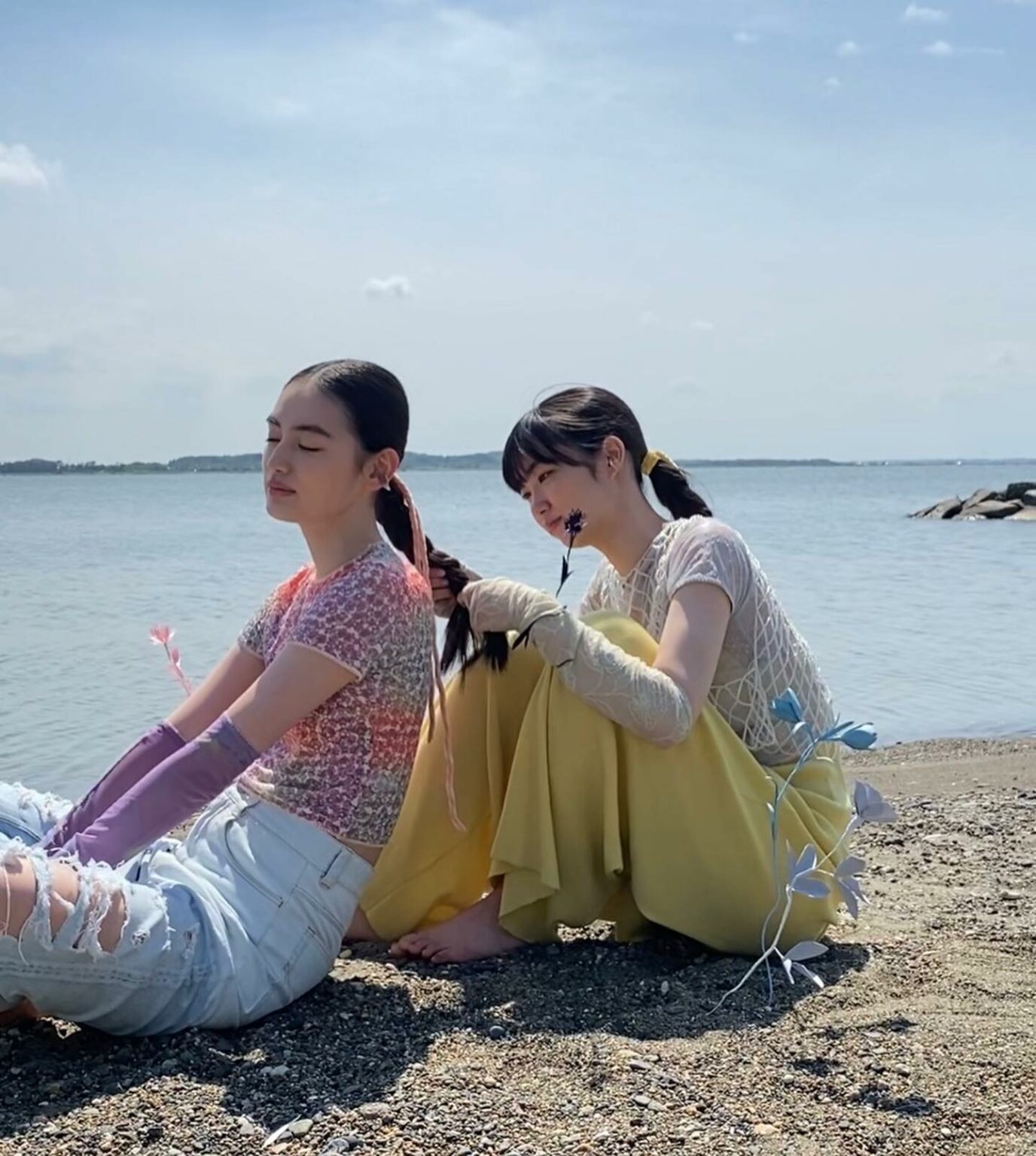 GINZAがいま注目している、女優の八木莉可子さんと瑚々さんが初共演。 みずみずしい雰囲気をまとう彼女たちを写真家・石田真澄さんが切り取ります。こちらのインスタ