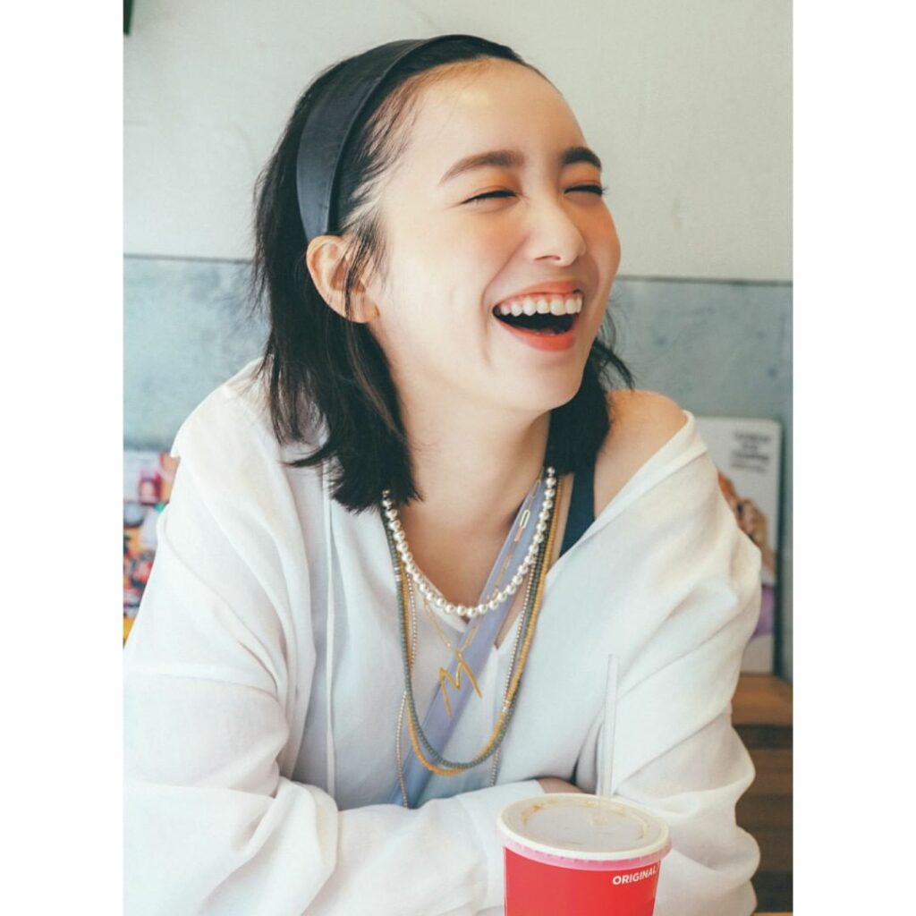 7/17【今日のコーデ】
＼幅広カチューシャで、パリっ子みたいな小粋さを／
【レザーのカチューシャ×白シャツ】
シルエットの美しい幅広カチューシャは、おでこを出