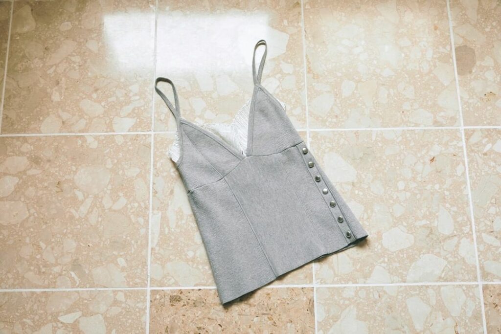 【露出の多さよりデザイン性の高さを印象づける肌見せ新名品】

写真1枚目3.1 フィリップ リム
インにレースを差し込んだ凝ったキャミソールで、いやらしさのない