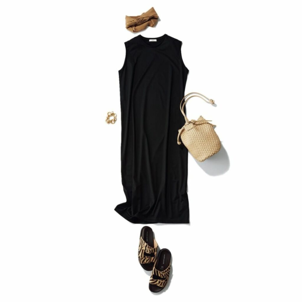 【#BAILA今日のコーデ　この着こなしが好き！と思ったら、コメントにをください】

黒のシンプルワンピにスパイシーな小物をオン

ごくシンプルな黒ワンピを持っ