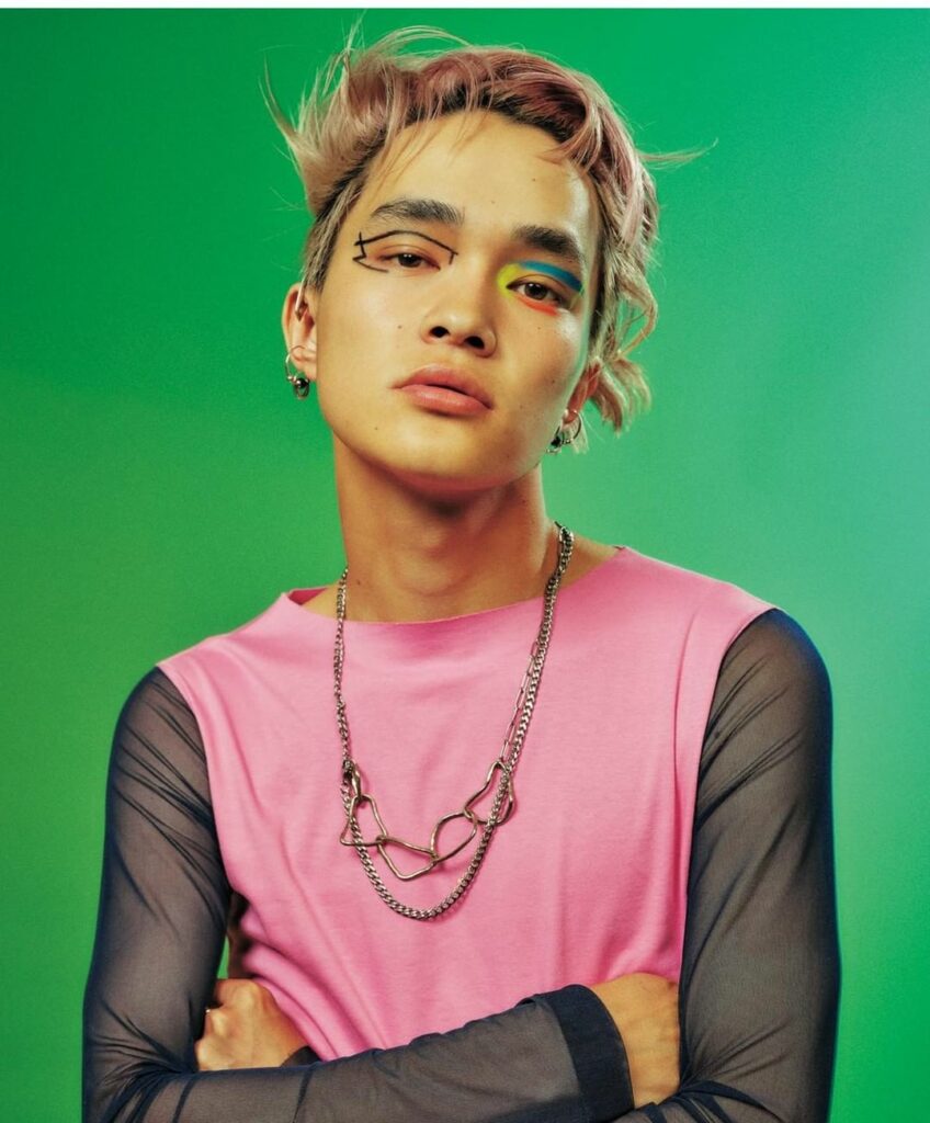 TO BE FREE
アートなペイントメイクは、左右でカラーもデザインも変えてアシンメトリーに楽しむのが新常識！
思うがまま、自由に描くのが一番のポイント。
左