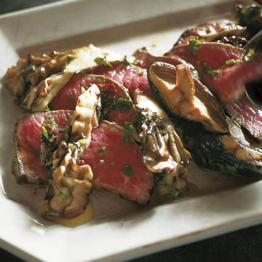 牛肉レシピ レアで焼いた牛肉をマリネした 上品な味わいの一皿 ドライトマトのマリネ液ときのこのうま味をまとわせることで 牛肉の味が引き立つ 牛肉 Magmoe