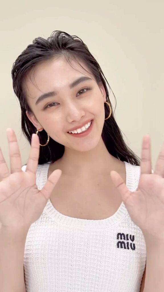 ViVi9月号のカバーガール・山﨑天ちゃんから動画が到着！
いよいよ明日発売ですよ

ViViモデルになってから1年、
努力を重ねてきた天ちゃんの初表紙！
ぜひ