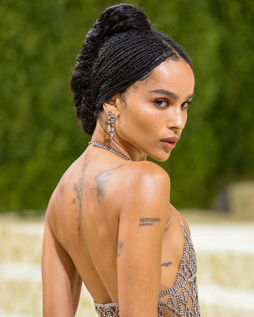 ゾーイ・クラヴィッツのおしゃれなタトゥーショット集ハリウッド界随一のセンスの持ち主は、どんなタトゥーを入れている？

伝説的アーティストのレニー・クラヴィッツと