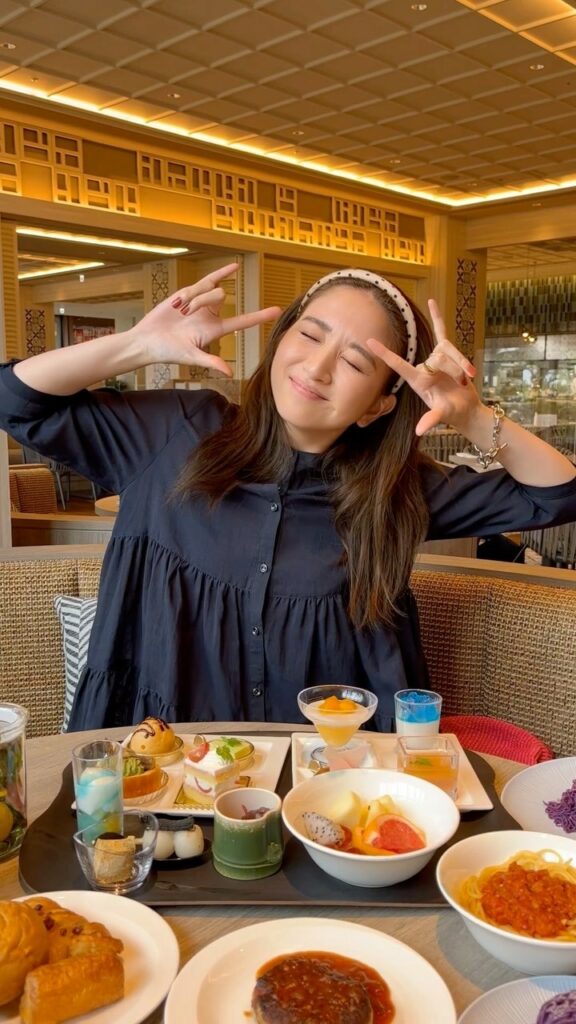 今月の着回しDiaryは、しかちゃんが
大食いYouTuber「SHIKA★PPI」として、
沖縄グルメをご紹介

ラストは、今回ロケ地として
使用させていただ