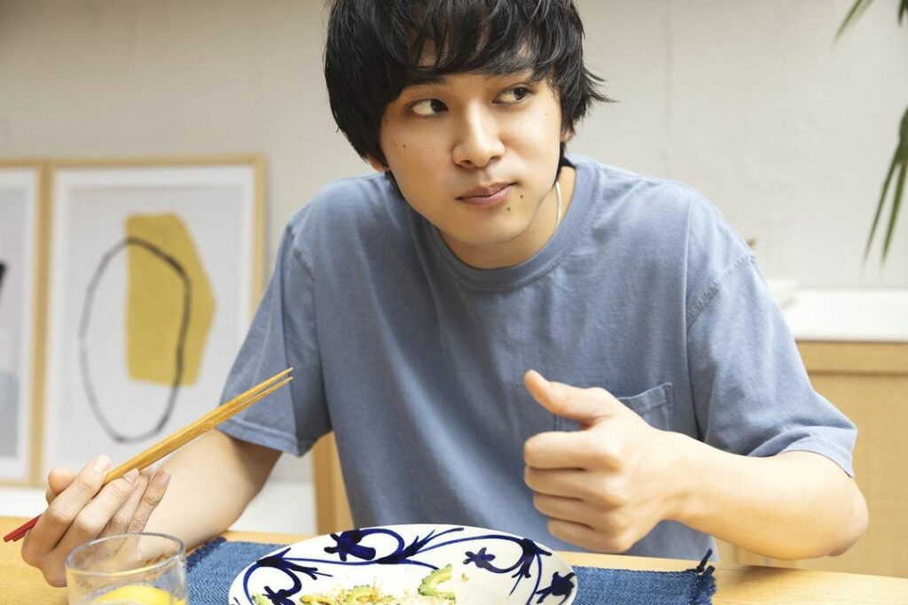 連載『北村匠海のチルアウトごはん』８・９月合併号のインスタ限定ショットを公開。今回のメニューはゴーヤーチャンプルー！

Cooking & Coordinati