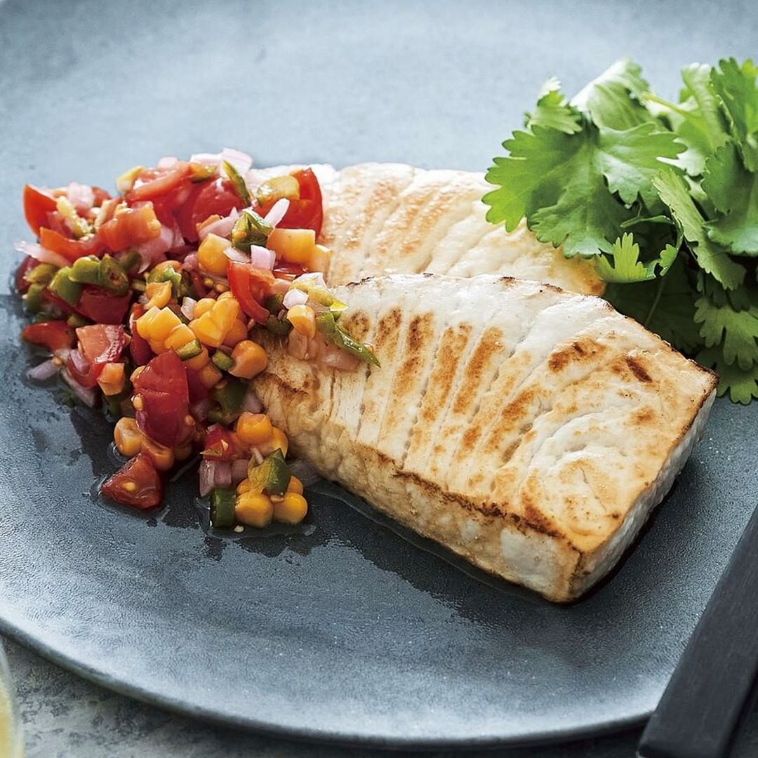 魚レシピ シンプルに焼いただけ魚も 味わいに工夫のあるソースで センスの光る料理に変身 具だくさんのメキシカンソースを サラダ感覚でたっぷりon 夏野 Magmoe