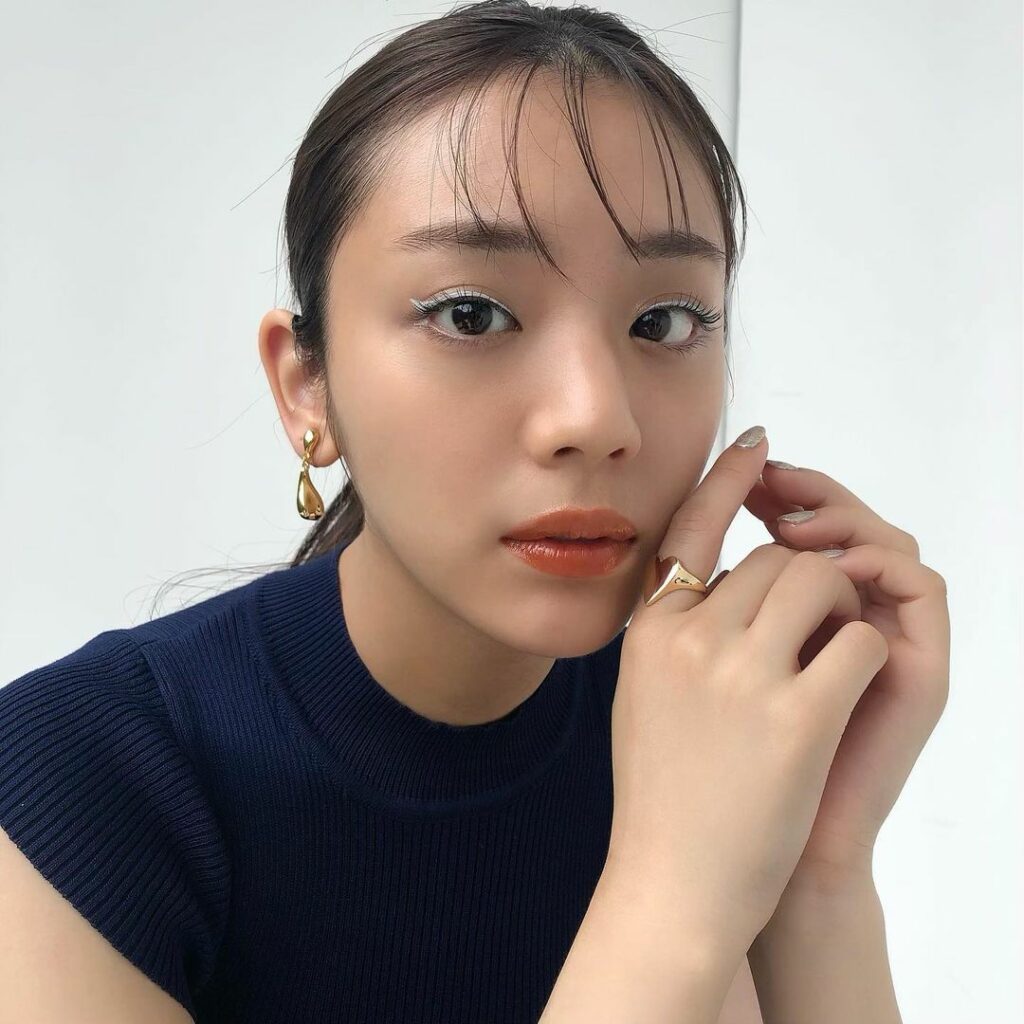 発売中の9月号では、“なりたい目の印象別”にアイラインの描き方を詳しく解説

「色っぽネコ目」ラインを担当したのは明日香基本のラインを白に変えてイメチェンすると