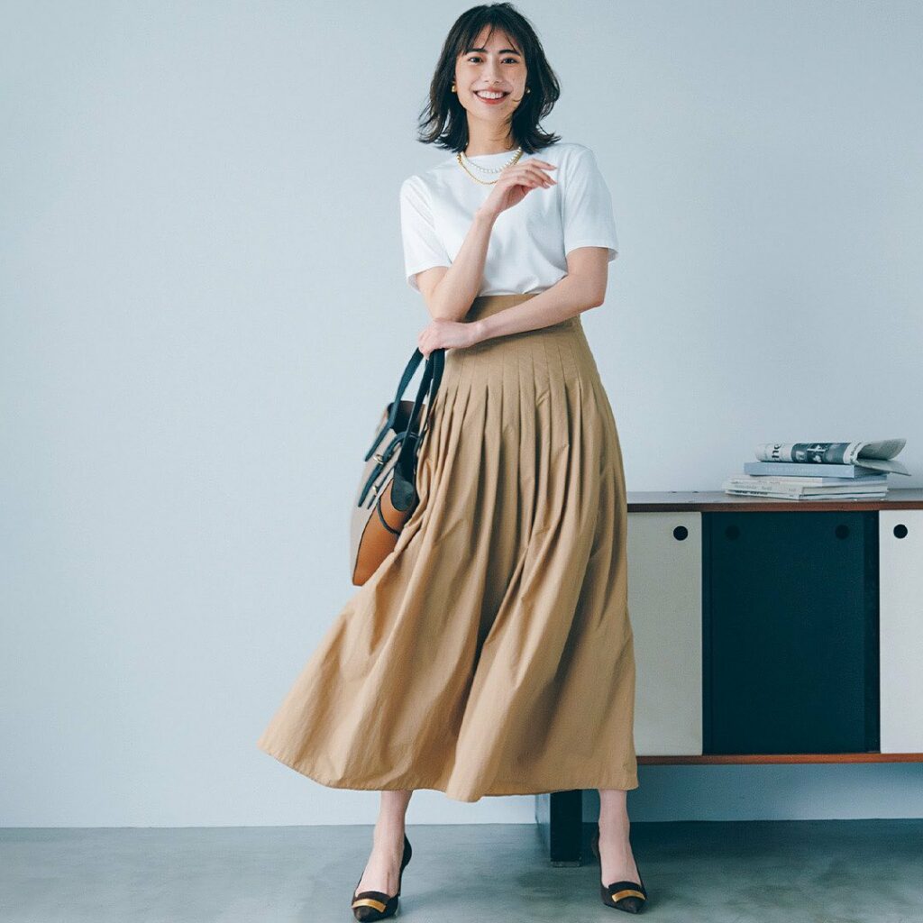 ／⁠
このコーデを真似したいと思ったら、⁠
コメントにをください！⁠
＼⁠
.⁠
7月26日（火）、
白Tをキレイめに着るなら、
身体にフィットするコンパクトシ