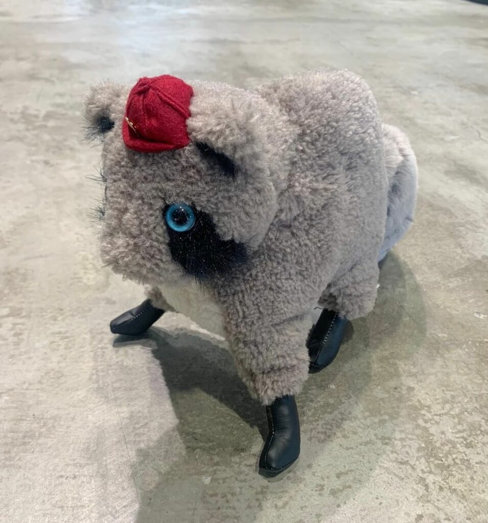 この力強い足腰！　MUVEILのアライグマドールです帽子とブーツでおめかししているのもなんとも愛らしいですよね。アライグマカゴバッグも登場しています。可愛いもの