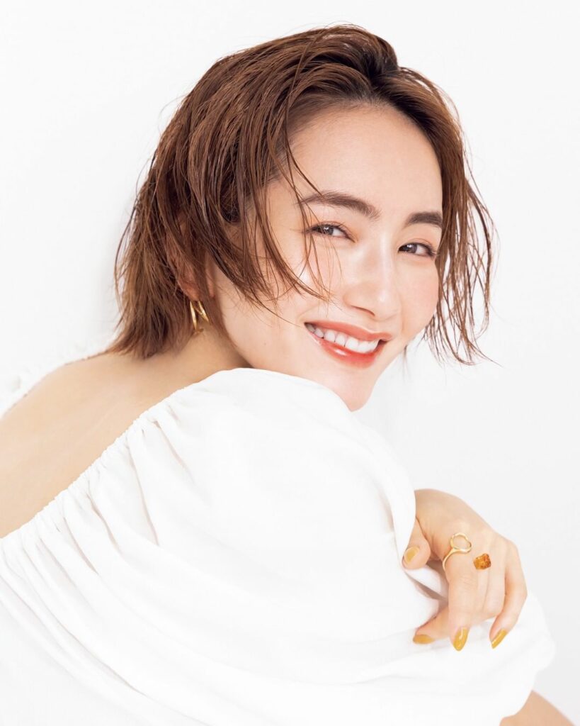 このメイクが好きな人はをコメントしてください！

お休みの日やリモートワークの日のナチュラルメイクは、
疲れを感じさせないイキイキとした印象がカギ。

「鏡をの