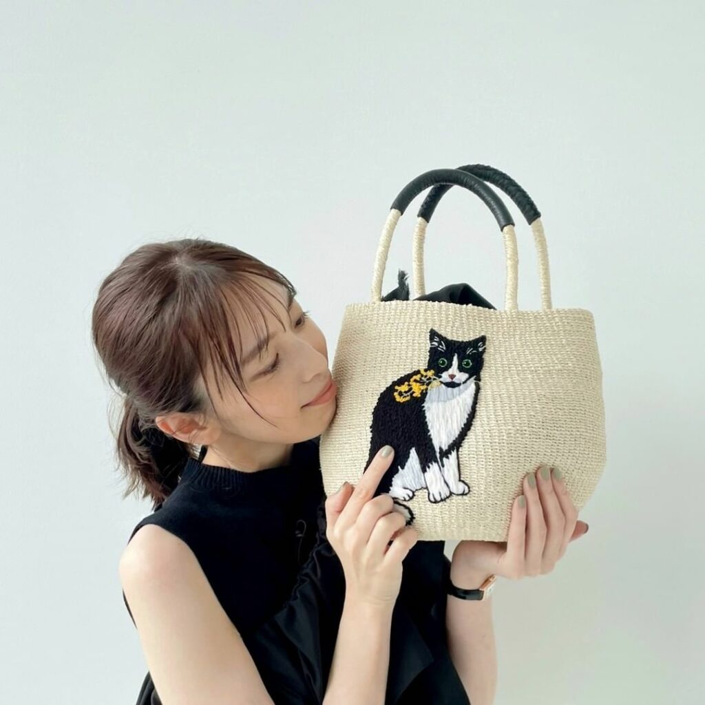 BAILA９月号には「夏ワードローブ＋秋の買い足し」という、これからの季節におすすめの着回しを掲載！
宮田聡子さんの担当は猫派・・・ではなく”ヘルシーフェミニン