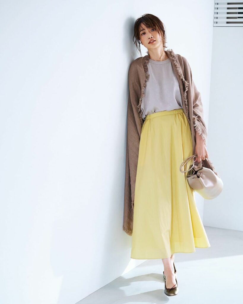 .
ボトムで人気急上昇中の”イエロー”
スポーティーなナイロン素材が新鮮。女らしさも、こなれ感も手に入る
.
ブラウス　…　M7days　#m7days
ストー