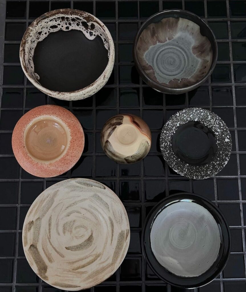 【〈minami〉デザイナー・齊藤みなみさんの食卓】

大切な自作の器
数年通った陶芸教室ではたくさんの器を製作してきましたが、パスタを盛った器を含め、上の写真