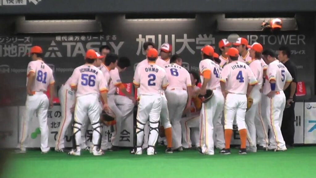 円陣で中田翔のお尻をキックする稲葉さん@札幌ドーム 2014.08.23