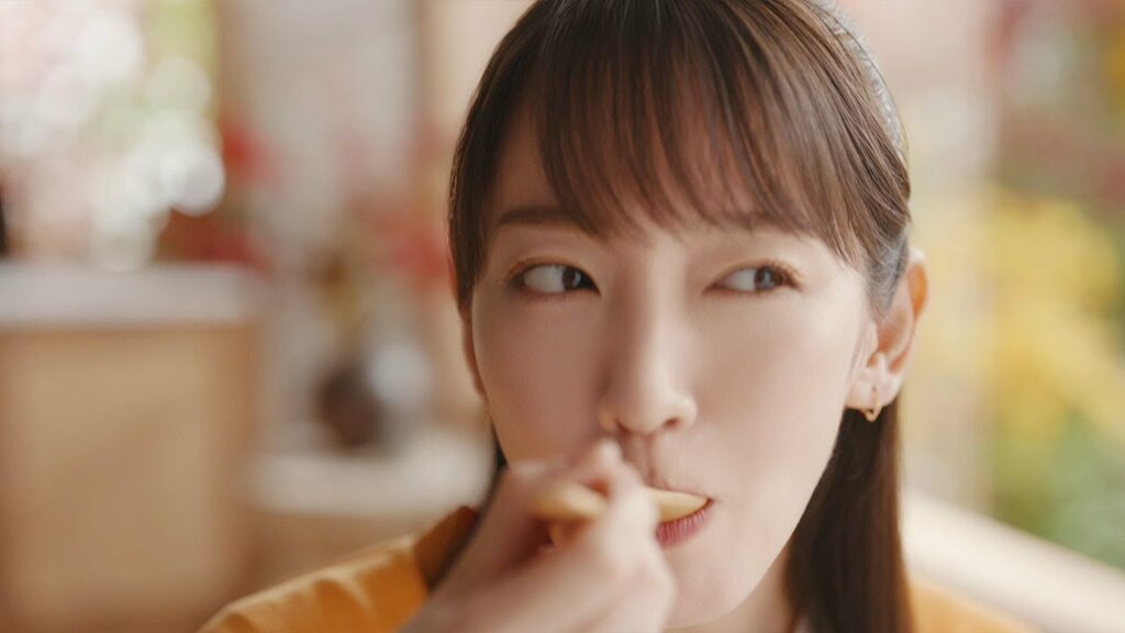 吉岡里帆、炊き込みご飯ぱくり! 阿部サダヲと秋の味覚堪能 「綾鷹」新CM「秋はおいしい、ひらくとおいしい」編 吉岡里帆、炊き込みご飯ぱくり! 阿部サダヲと秋の味覚堪能 「綾鷹」新CM「秋はおいしい、ひらくとおいしい」編