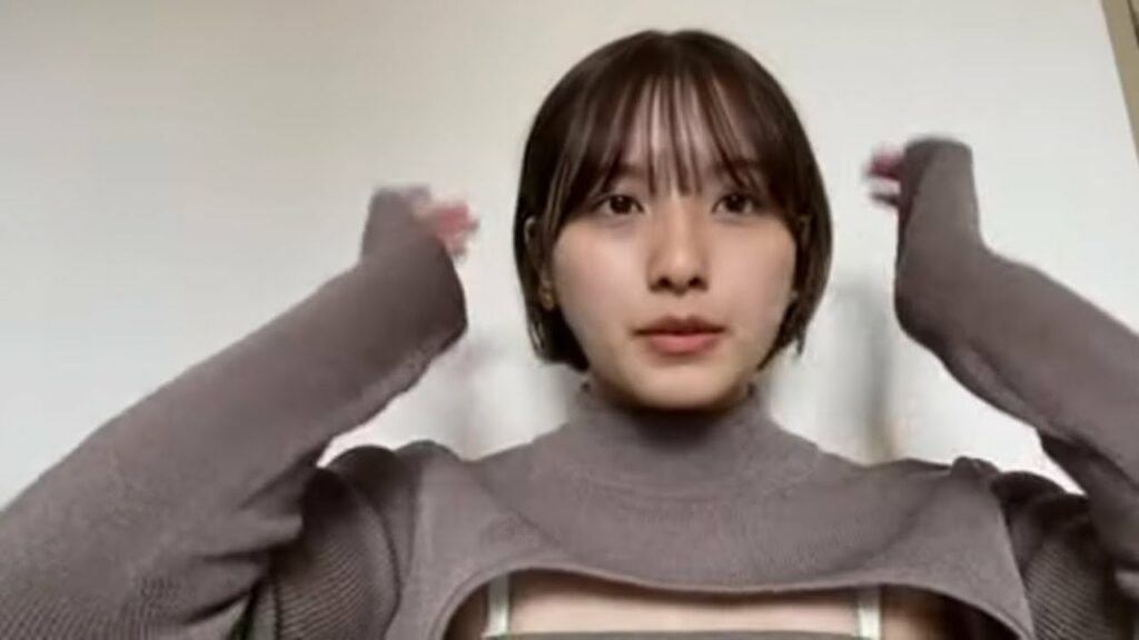 大胆にブラ紐を見せる大和田南那