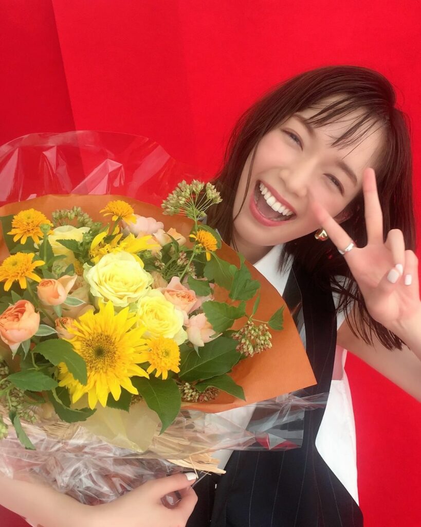 【MORE9月号オフショット】
通常版表紙を飾ってくれたしーちゃん♡

撮影終了後には花束をお渡ししました

しーちゃんが『MORE』の表紙を飾るのは、2022