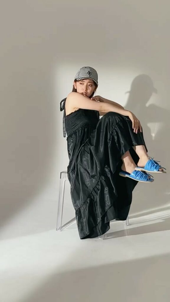 愛理の撮影の様子をお届け

色っぽい黒ワンピはキャップと合わせてちょっぴり脱力するのがかわいい! 
つやパンツはテンション高めに着こなしてね♡

現在発売中の
