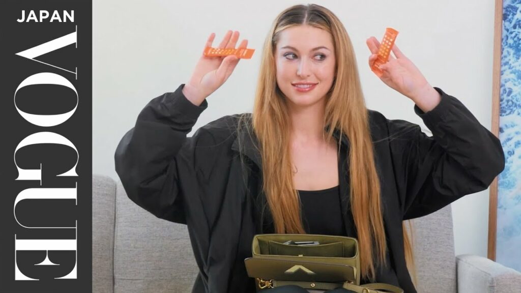 スティーブ・ジョブズの娘イブがバッグの中身を披露！ | In The Bag | VOGUE JAPAN