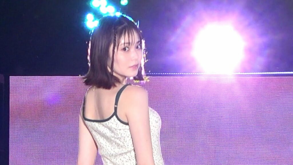 久間田琳加、20センチ髪ばっさりでイメチェン！美ボディライン際立つキャミワンピで魅了 『GirlsAward 2022 SPRING/SUMMER』