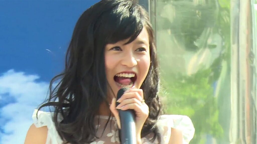 小島瑠璃子、イジリー岡田と“高速ベロ”共演！「ダントツ爽快!! OXY BEACH」イベント3