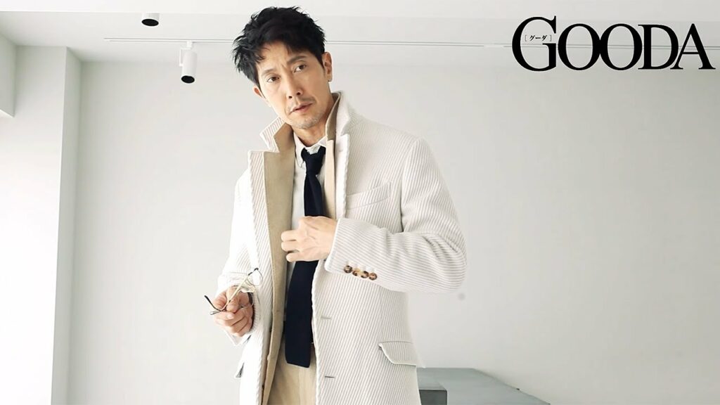 佐々木蔵之介、上質な“大人の旅コーデ”で魅了　「GOODA」Vol.67メーキング映像