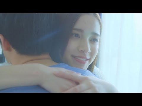 都丸紗也華が寝起きの男性に優しくハグ！／「クレスト R」プロモ動画『彼女と、朝のベッド』篇