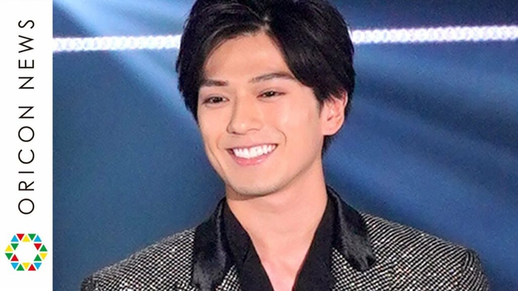 新田真剣佑、胸元ざっくり衣装でガルアワ初出演！ランウェイからスマホで観客を撮影　『Rakuten GirlsAward 2019 AUTUMN/WINTER』