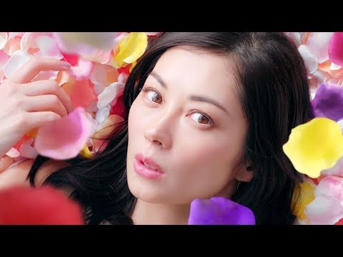 伊東美咲、久々のCM出演で花びらに包まれる　『パーフェクトアスタコラーゲン』新CM「満ち、満ちる、美しさ」篇