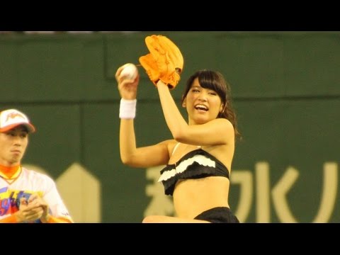 久松郁実、水着で始球式!“ノーバン”ならず 久松郁実、水着で始球式!“ノーバン”ならず