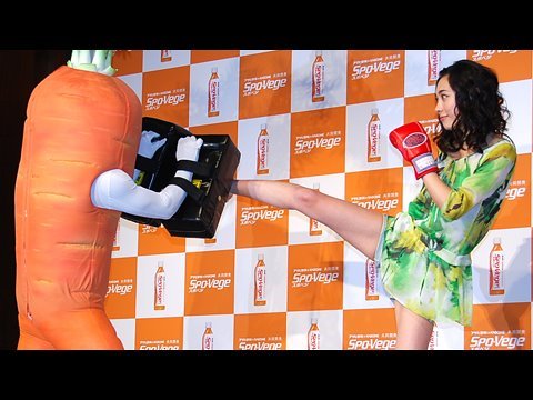 吹石一恵さん、スポベジCM発表会でハイキック連発