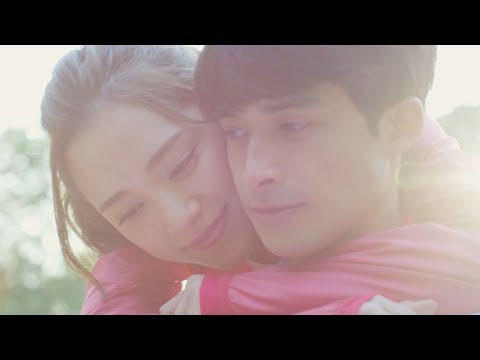 都丸紗也華がランニングで疲れた男性をハグ！／「クレスト R」プロモ動画『彼女と、昼のランニング』篇
