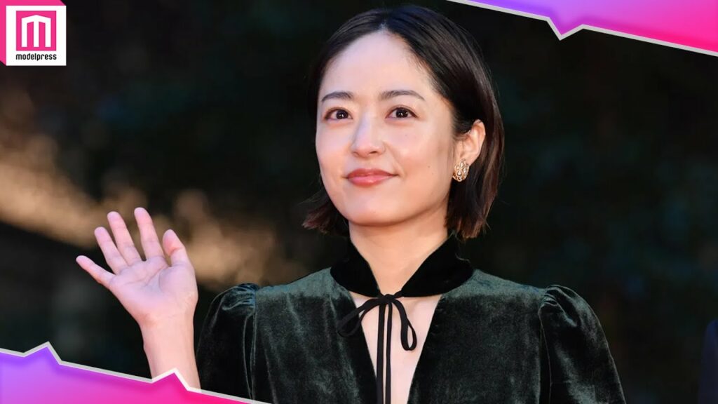 井上真央、黒ドレス姿で大人の魅力溢れる【第35回東京国際映画祭レッドカーペット】
