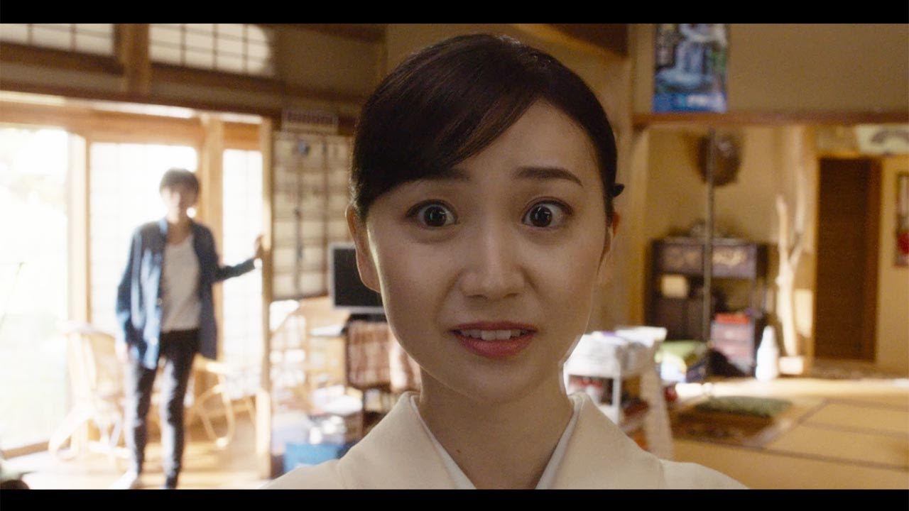 大島優子、“妹”のんとの初対面に緊張でそわそわ!? 映画「天間荘の三姉妹」冒頭映像が解禁 - MAGMOE