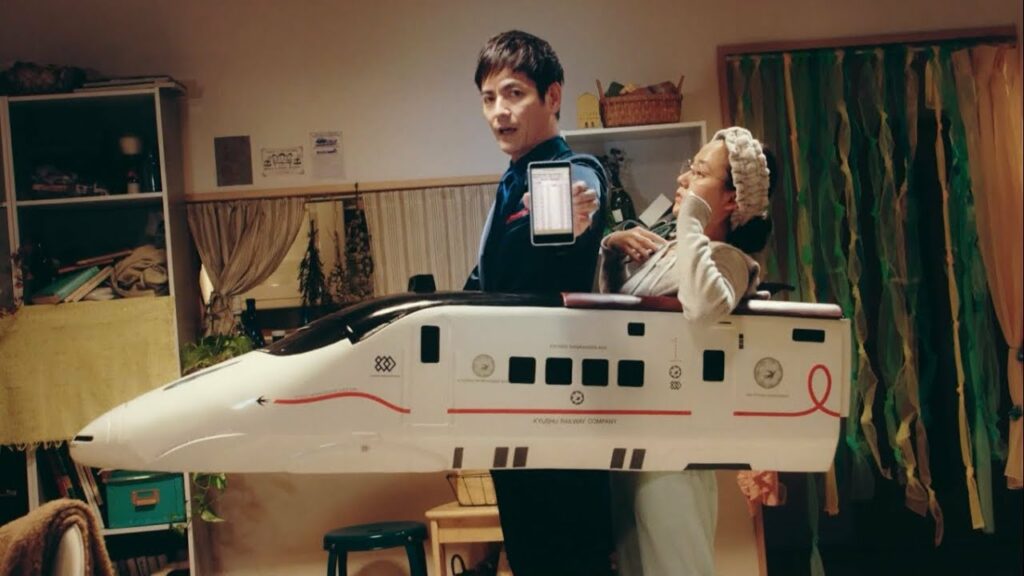 違う！新幹線の着ぐるみの「沢村一樹」登場！！「ＪＲ九州」のＣＭ２部 Different! "Ikki Sawamura" 2 copies of commercial of "JR Kyushu"