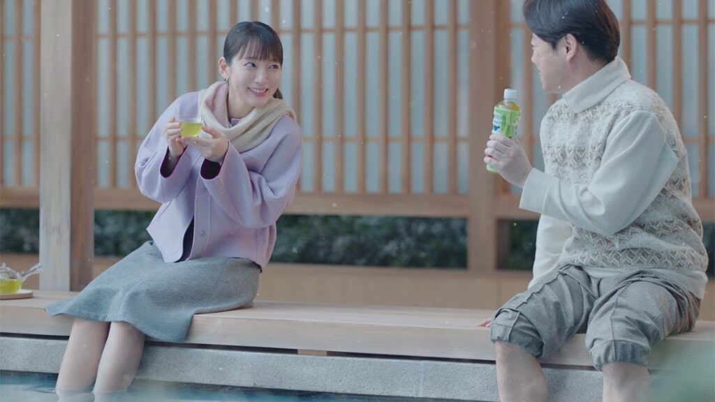 吉岡里帆、美脚チラリ！阿部サダヲと足湯でほっと一息　「綾鷹」新CM「冬は緑茶が沁みますね　足湯」編
