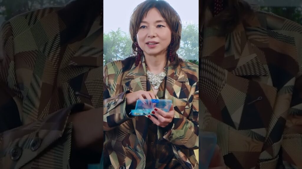 山口智子、夫とのデートで身につけるジュエリーを紹介。| VOGUE JAPAN #shorts #インザバッグ #vogue