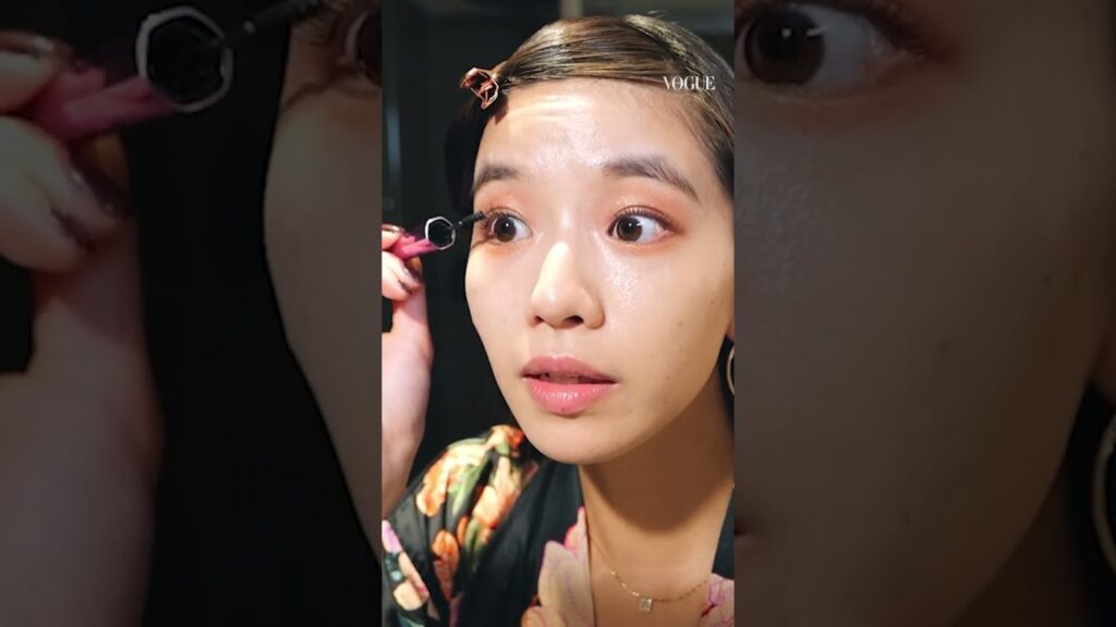 FAKY Hina、繊細に仕上げるアイメイクを披露。| VOGUE JAPAN #shorts #beautysecrets #vogue