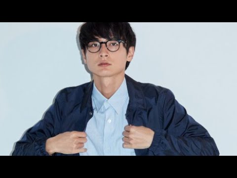 高良健吾、シャツ×ジャケットでメガネ男子　自粛期間で部屋着にこだわりも　「GOODA」Vol.57メーキング公開